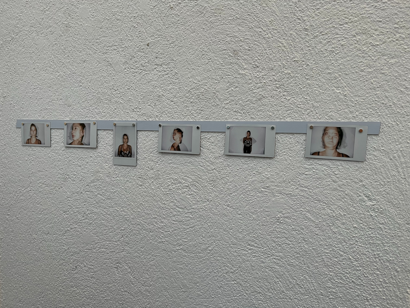 Lydia Radzuweit, Josephine Henning „trompe l’oeil“, 2022, Instax mini Polaroid 1-6, pro Stück 150 €, alle zusammen 600 €