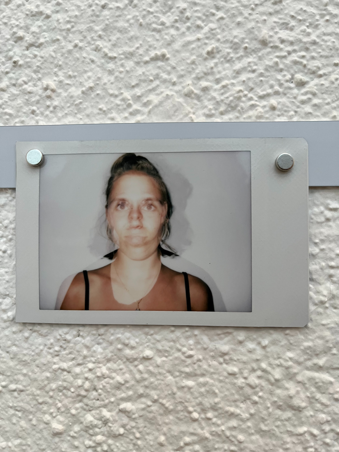 Lydia Radzuweit, Josephine Henning „trompe l’oeil“, 2022, Instax mini Polaroid 1-6, pro Stück 150 €, alle zusammen 600 €