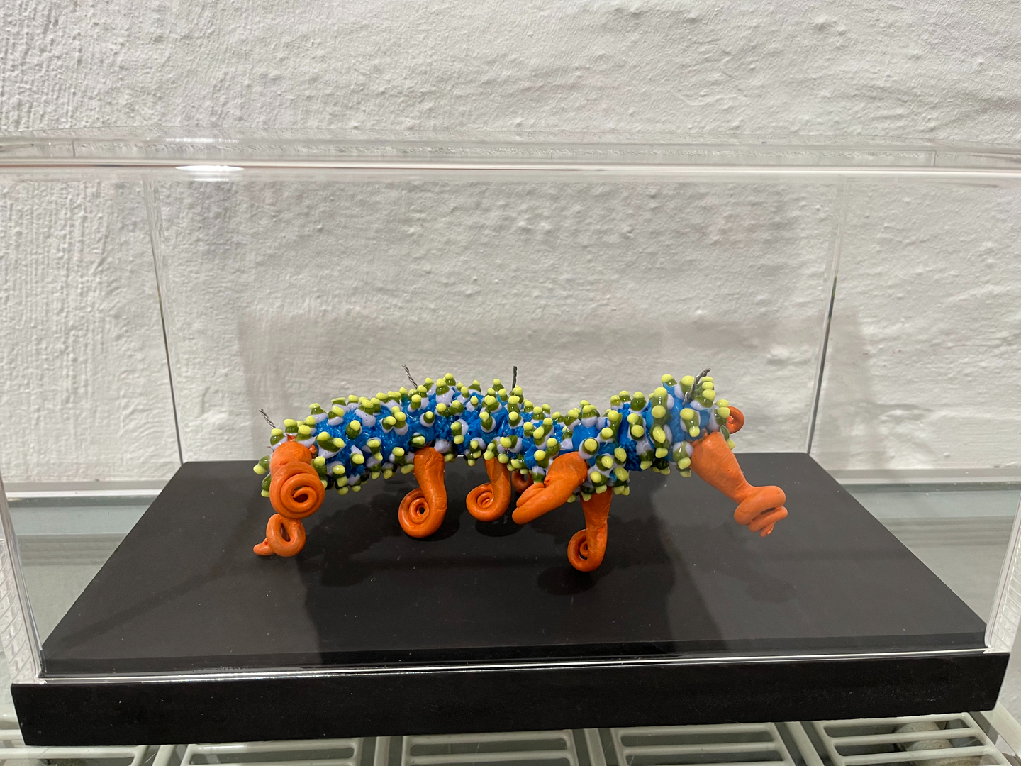 Martina Schreiber "Polyflore Mikrofauna", 2023, Polyester, elektronische Widerstände, Perlen 10 Stück, 1 Stück incl. Vitrine 490 €