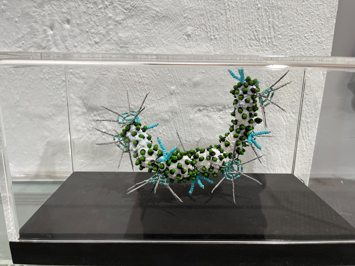 Martina Schreiber "Polyflore Mikrofauna", 2023, Polyester, elektronische Widerstände, Perlen 10 Stück, 1 Stück incl. Vitrine 490 €