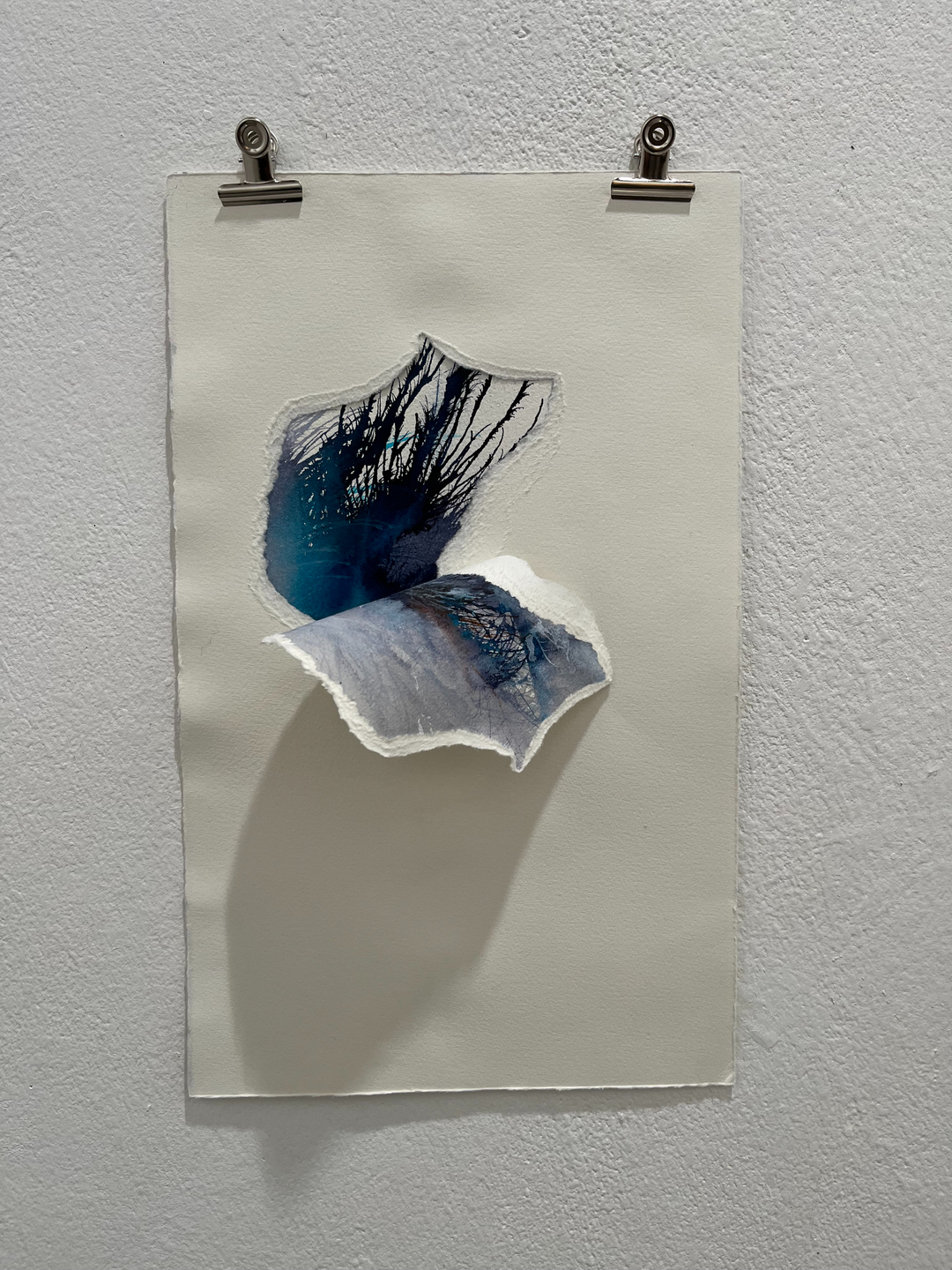Anne Nissen „Rip15“, 2023, Collage aus Tuschezeichnungen auf Büttenpapier, 30 x 23 cm, 290 € „Rip16“, 2023, Collage aus Tuschezeichnungen auf Büttenpapier, 35 x 28 cm, 290 € „Rip17“, 2023, Collage aus Tuschezeichnungen auf Büttenpapier, 45 x 32 cm, 290 € „Rip18“, 2023, Collage aus Tuschezeichnungen auf Büttenpapier, 45 x 28 cm, 290 €