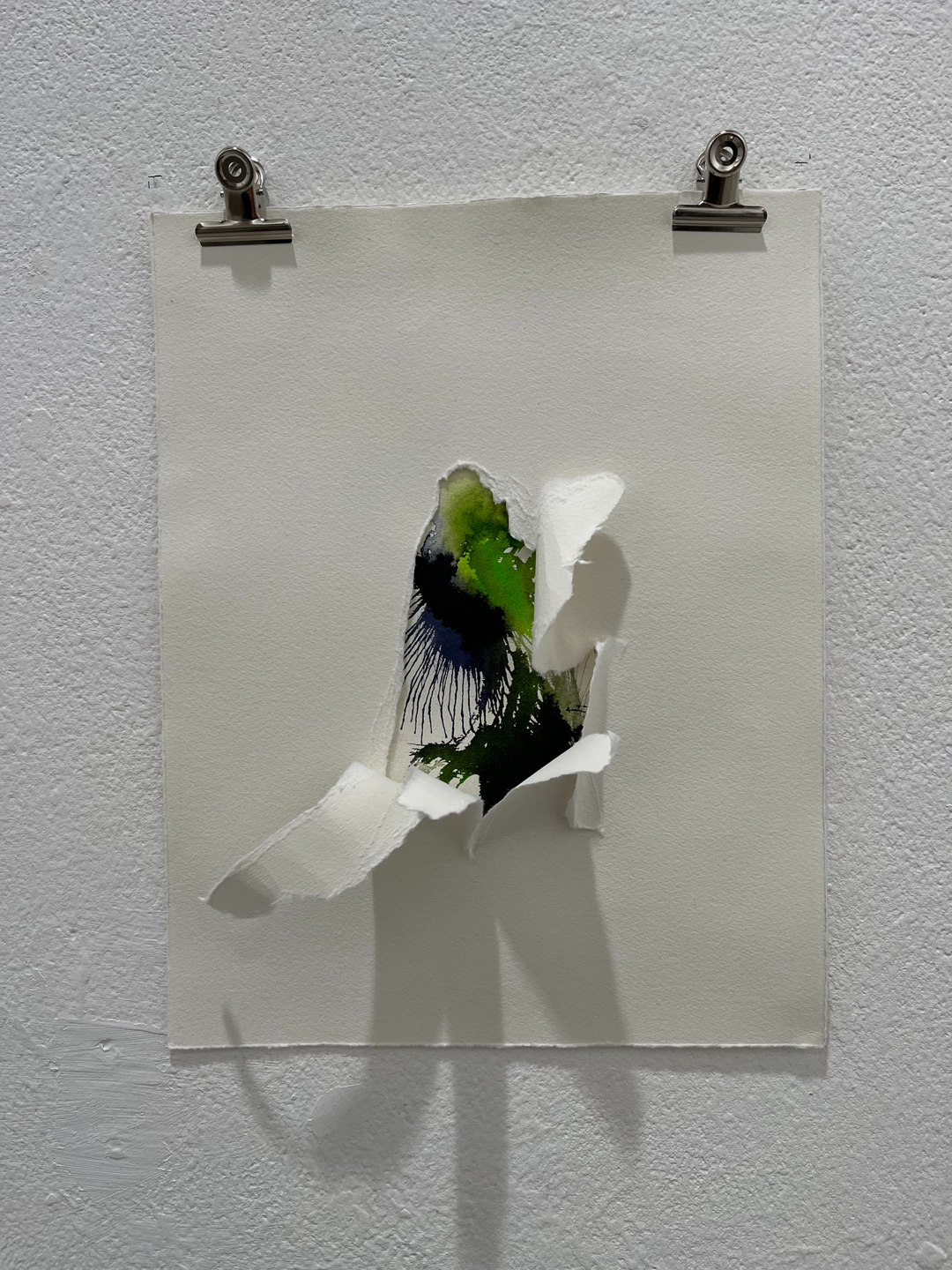 Anne Nissen „Rip15“, 2023, Collage aus Tuschezeichnungen auf Büttenpapier, 30 x 23 cm, 290 € „Rip16“, 2023, Collage aus Tuschezeichnungen auf Büttenpapier, 35 x 28 cm, 290 € „Rip17“, 2023, Collage aus Tuschezeichnungen auf Büttenpapier, 45 x 32 cm, 290 € „Rip18“, 2023, Collage aus Tuschezeichnungen auf Büttenpapier, 45 x 28 cm, 290 €