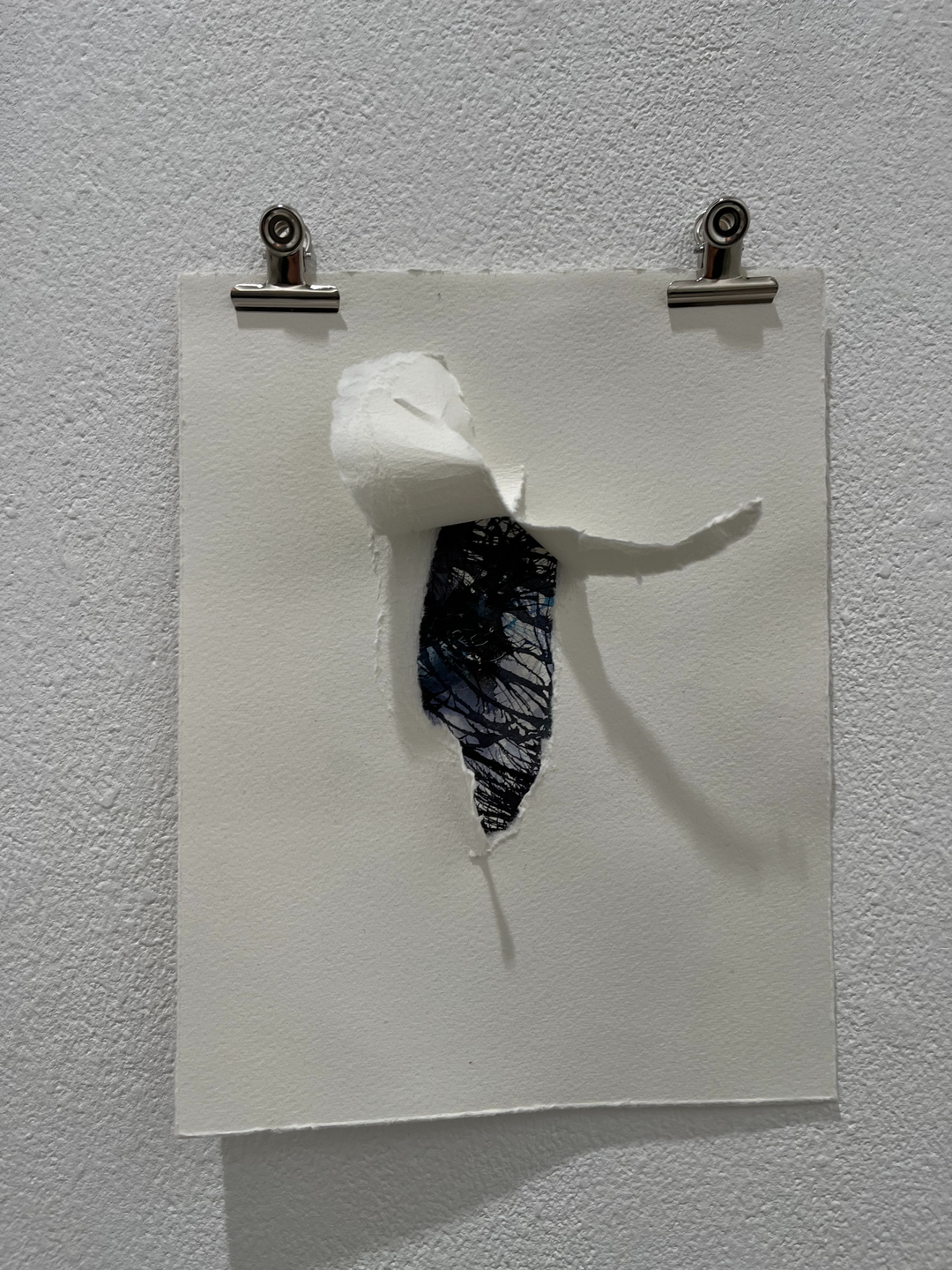 Anne Nissen „Rip15“, 2023, Collage aus Tuschezeichnungen auf Büttenpapier, 30 x 23 cm, 290 € „Rip16“, 2023, Collage aus Tuschezeichnungen auf Büttenpapier, 35 x 28 cm, 290 € „Rip17“, 2023, Collage aus Tuschezeichnungen auf Büttenpapier, 45 x 32 cm, 290 € „Rip18“, 2023, Collage aus Tuschezeichnungen auf Büttenpapier, 45 x 28 cm, 290 €