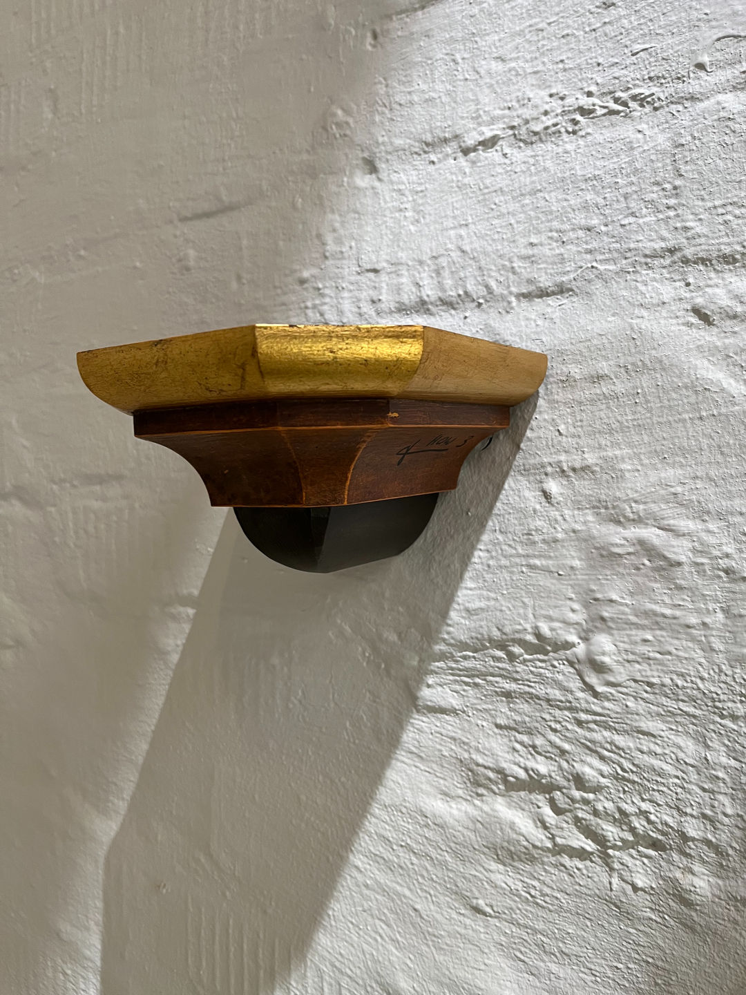 Hannes Egger „HOW“, 2023, Sockel 22 x 34 cm, Unlimited, Nr. 1-5, Stück 400 € Take the signed and numbered plinth. Mount it on the wall. Place an object of your choice on it. Then take a photo and send it to studio@hannesegger.com and you will receive the certificate of authenticity.