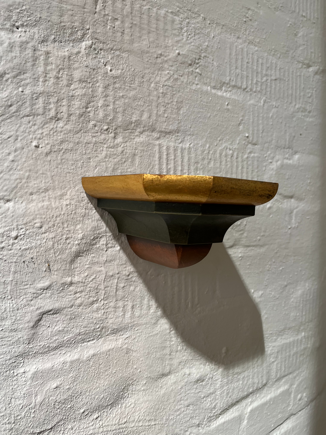Hannes Egger „HOW“, 2023, Sockel 22 x 34 cm, Unlimited, Nr. 1-5, Stück 400 € Take the signed and numbered plinth. Mount it on the wall. Place an object of your choice on it. Then take a photo and send it to studio@hannesegger.com and you will receive the certificate of authenticity.