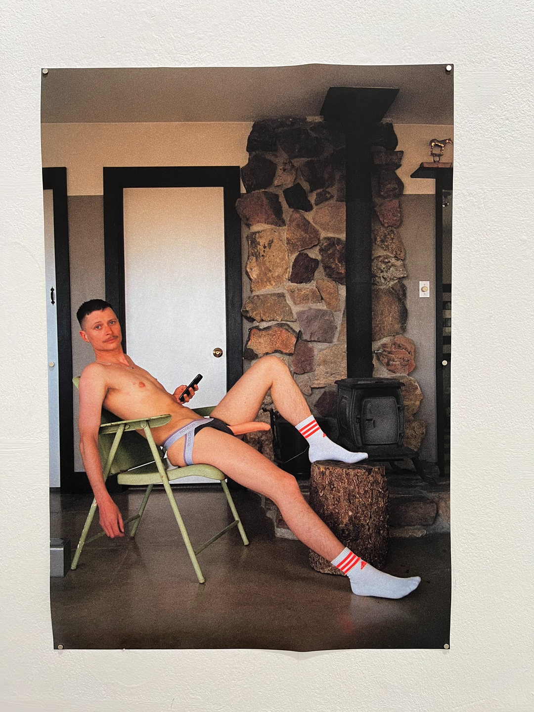 Harry Hachmeister „Jonas posing for me“, 2023, Digitaldruck auf Papier, 58 x 40 cm Edition von 20 - rückseitig nummeriert und signiert, pro Stück 270 €