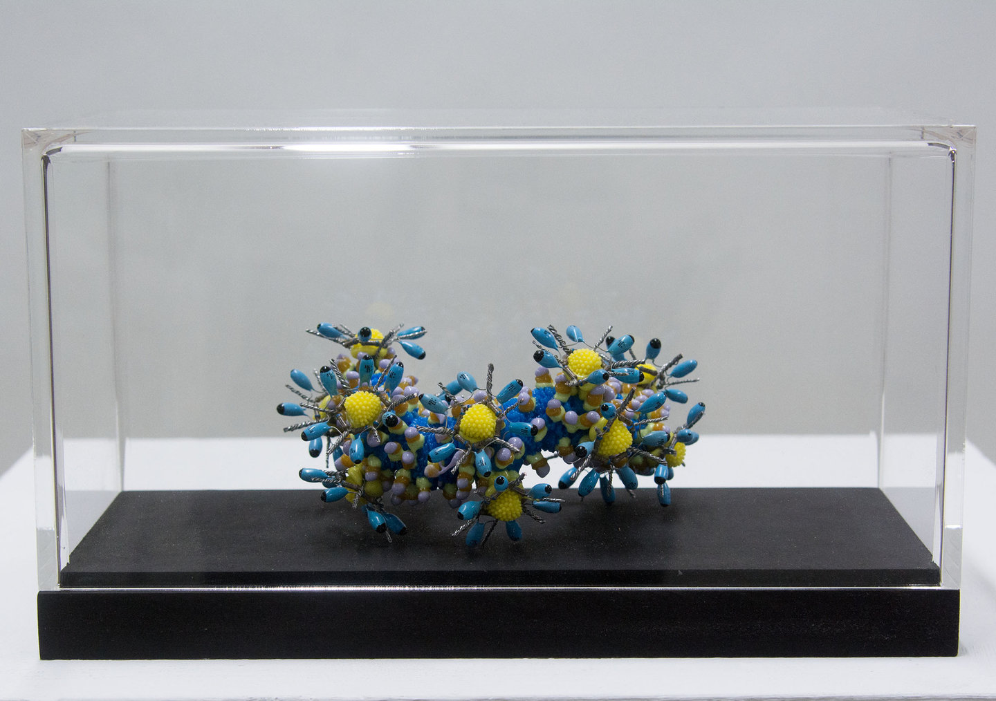 Martina Schreiber "Polyflore Mikrofauna", 2023, Polyester, elektronische Widerstände, Perlen 10 Stück, 1 Stück incl. Vitrine 490 €