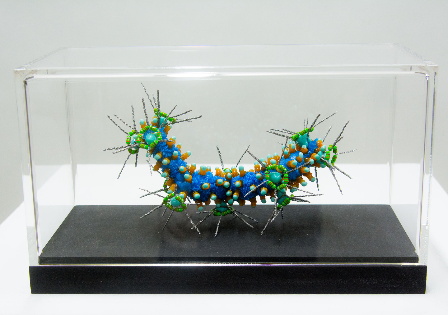 Martina Schreiber "Polyflore Mikrofauna", 2023, Polyester, elektronische Widerstände, Perlen 10 Stück, 1 Stück incl. Vitrine 490 €