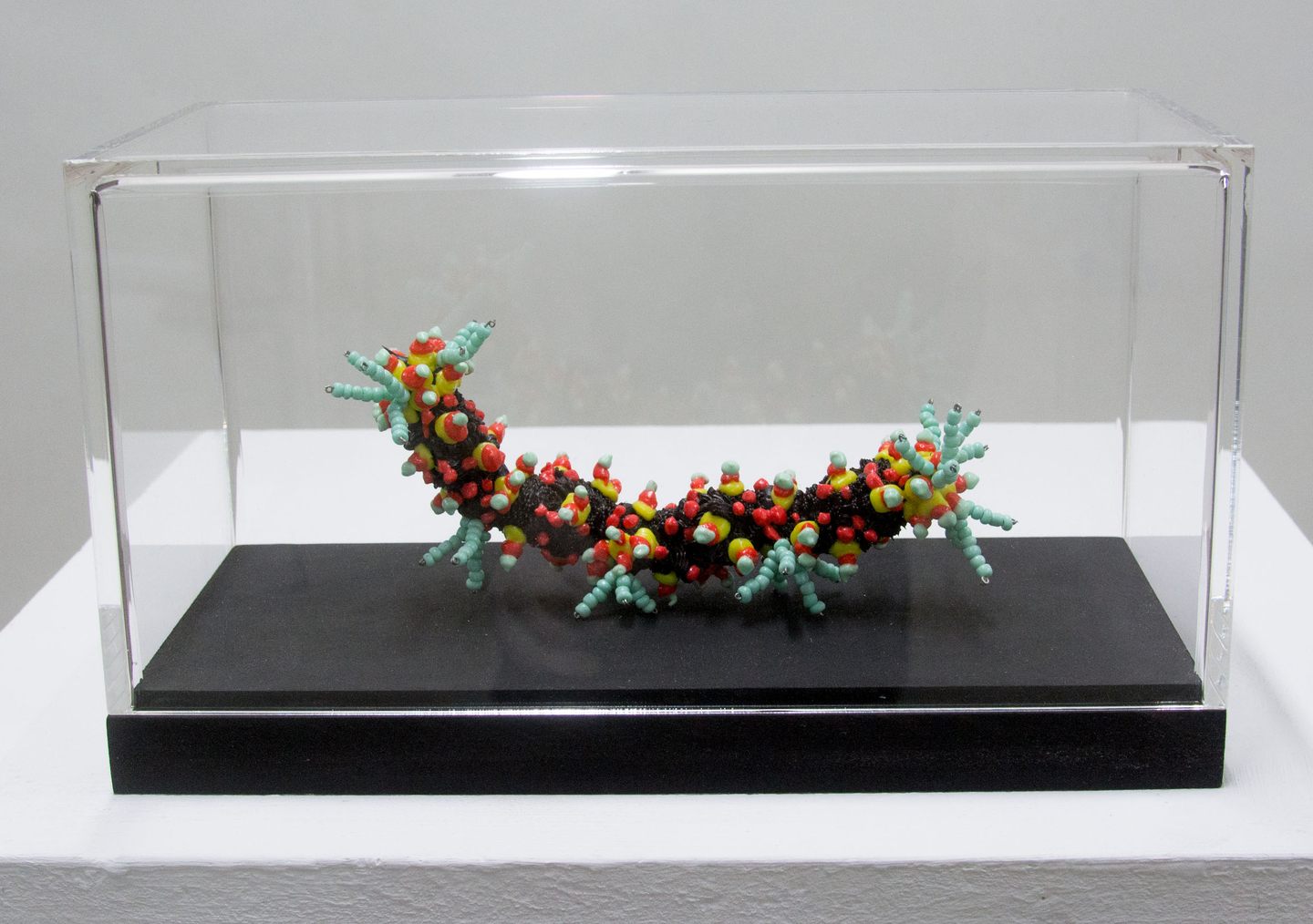 Martina Schreiber "Polyflore Mikrofauna", 2023, Polyester, elektronische Widerstände, Perlen 10 Stück, 1 Stück incl. Vitrine 490 €