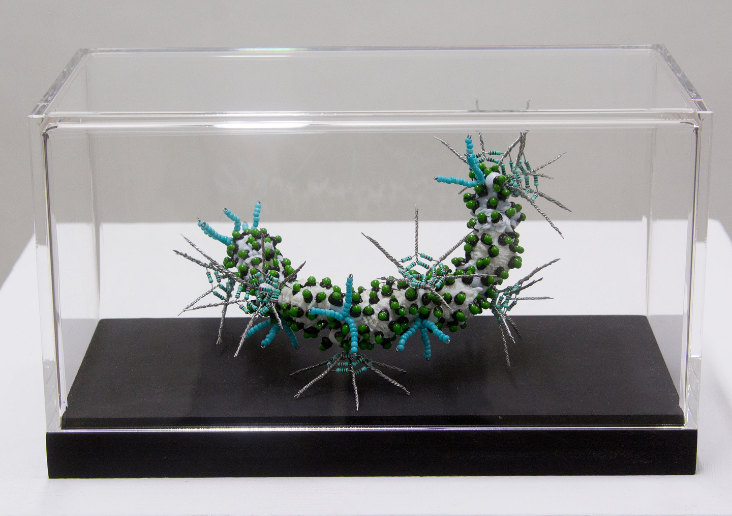 Martina Schreiber "Polyflore Mikrofauna", 2023, Polyester, elektronische Widerstände, Perlen 10 Stück, 1 Stück incl. Vitrine 490 €