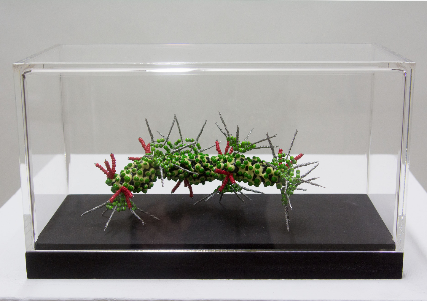 Martina Schreiber "Polyflore Mikrofauna", 2023, Polyester, elektronische Widerstände, Perlen 10 Stück, 1 Stück incl. Vitrine 490 €