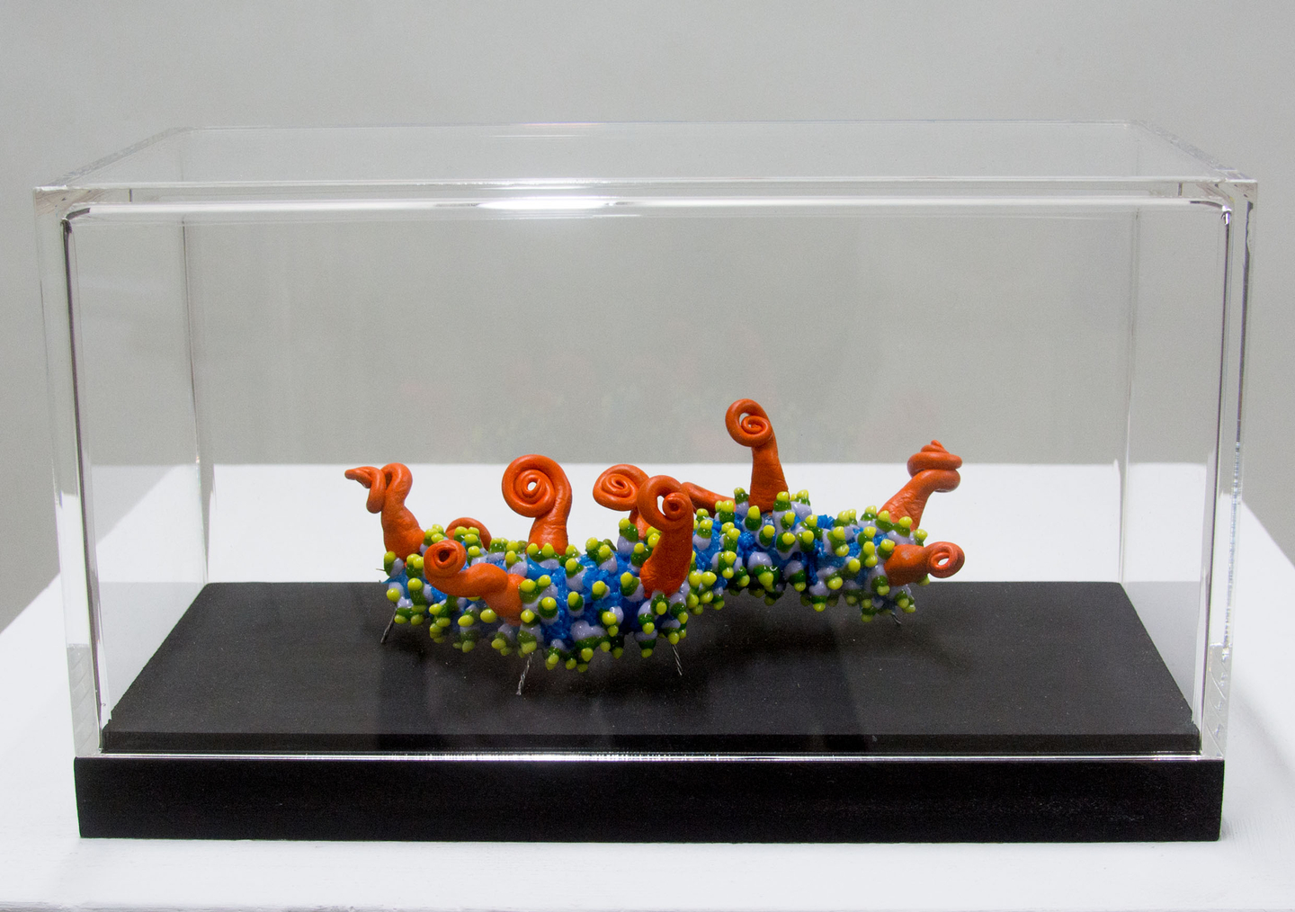 Martina Schreiber "Polyflore Mikrofauna", 2023, Polyester, elektronische Widerstände, Perlen 10 Stück, 1 Stück incl. Vitrine 490 €