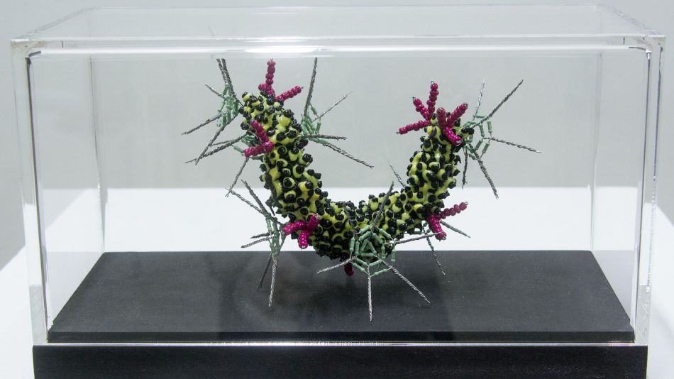 Martina Schreiber "Polyflore Mikrofauna", 2023, Polyester, elektronische Widerstände, Perlen 10 Stück, 1 Stück incl. Vitrine 490 €